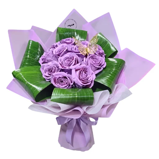 Ramo de 12 rosas lavanda con papel coreano y mariposa